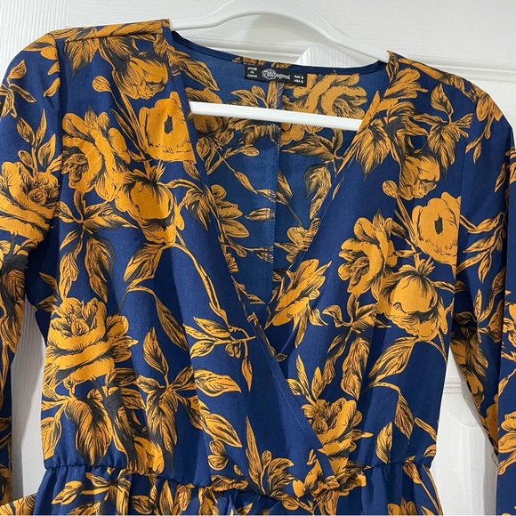 uguest Dresses & Skirts - Leaf print dress